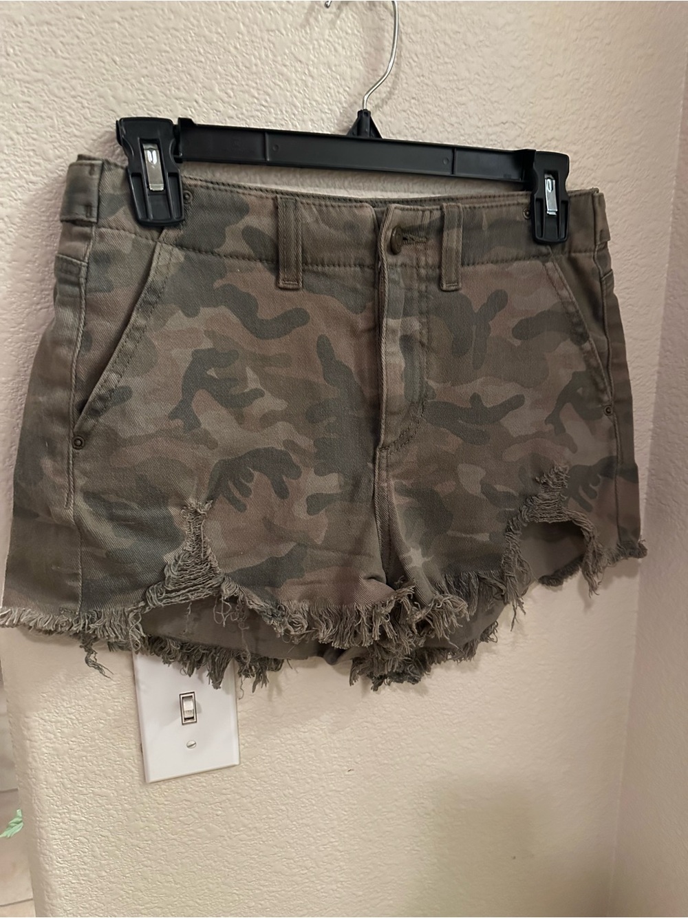 Guess Women's Camo Distressed Frayed-Hem Jean Shorts - Olive/Tan